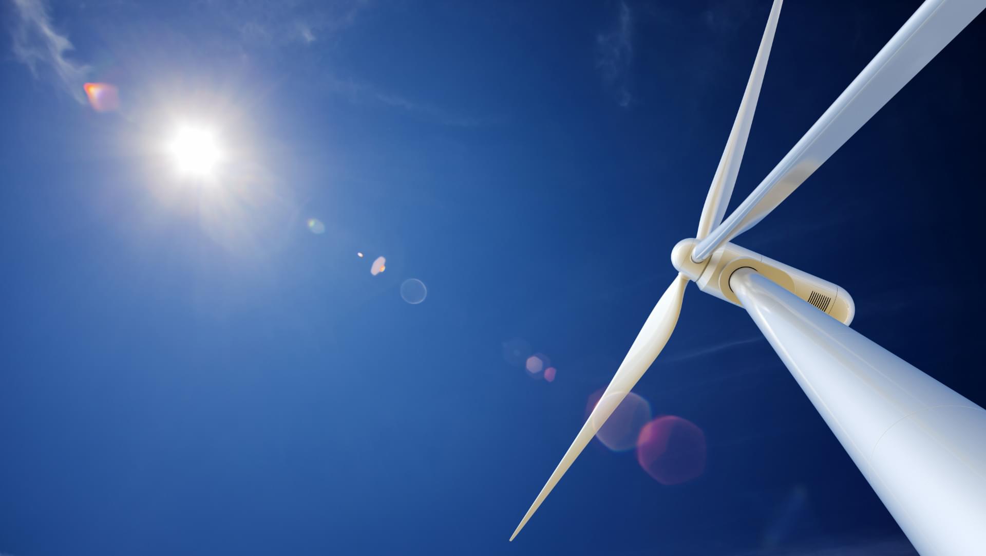 Wiatrak na tle niebieskiego nieba